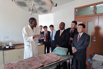 党委书记姚秋杰等代表团一行参观赞比亚大学动物医院手术室